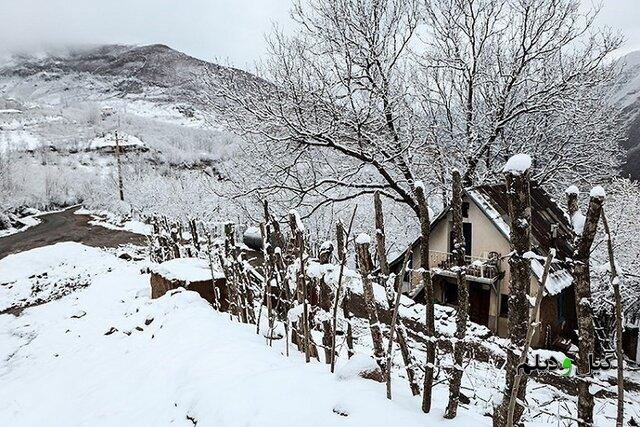 بخشدار رحیم آباد خبر داد: محاصره ۵۰ روستای رحیم آباد در برف