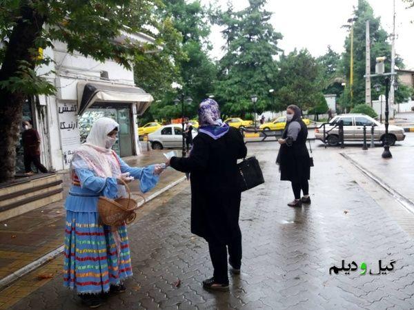 برای گسترش فرهنگ استفاده از ماسک در جامعه؛ توزیع ماسک با لباس های محلی توسط هنرمندان صنایع دستی لاهیجان