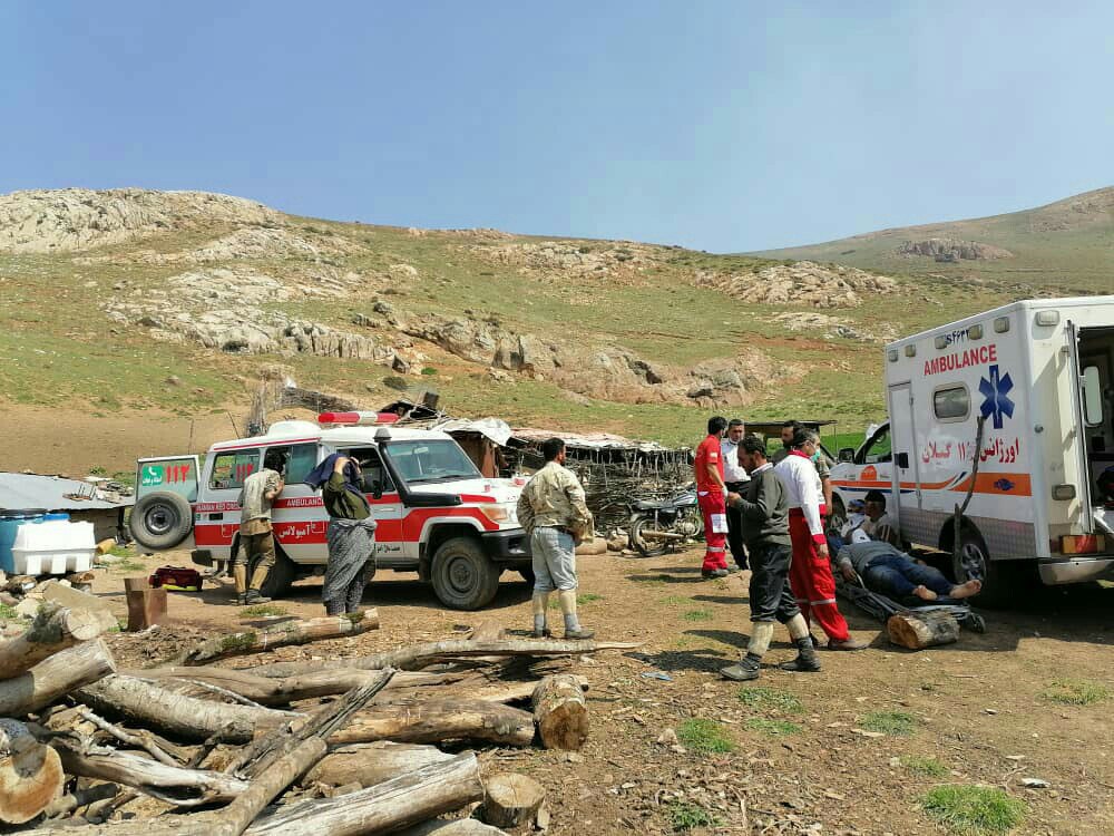 نجات جان ۳ مصدوم در پی واژگونی خودروی جیپ توسط تیم جمعیت هلال احمر گیلان