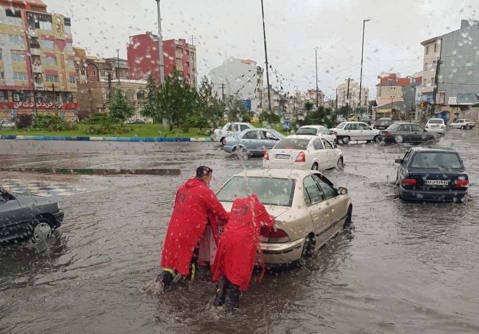 ۵۰ نیروی هلال احمر گیلان برای رفع آبگرفتگی‌ها به کمک شهرداریها شتافتند