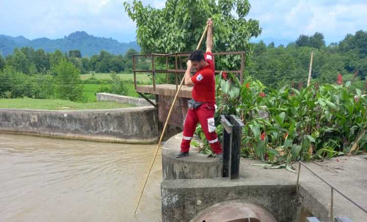 امدادگران هلال احمر در جستجوی مرد غرق شده فومنی