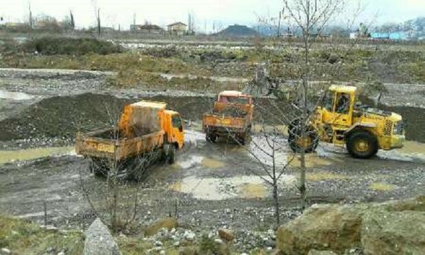 فرمانده انتظامی رشت خبر داد؛ کشف ۳۲۰ تن شن و ماسه غیر مجاز از ۲ کارگاه در رشت