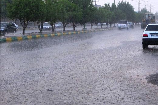 بارش باران شدید و آبگرفتگی معابر در برخی شهر‌های گیلان