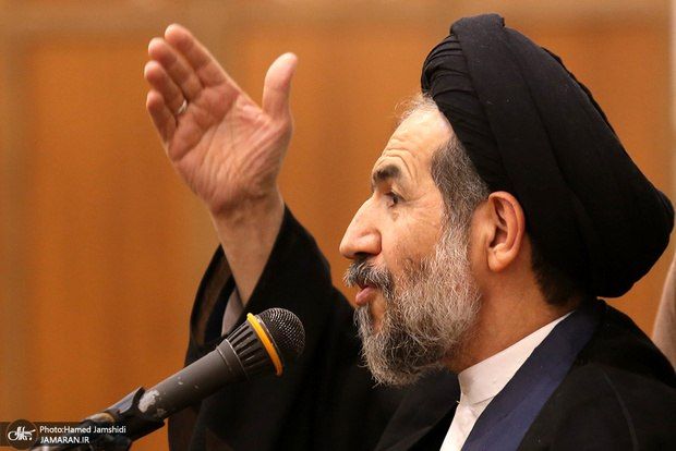 ابوترابی‌فرد، امام جمعه موقت تهران: از همه توان خود برای ارتقای جمهوریت باید استفاده کنیم/ هر روز قدرت خرید مردم کاهش پیدا می‌کند، چون بانک مرکزی صندوق دولت است