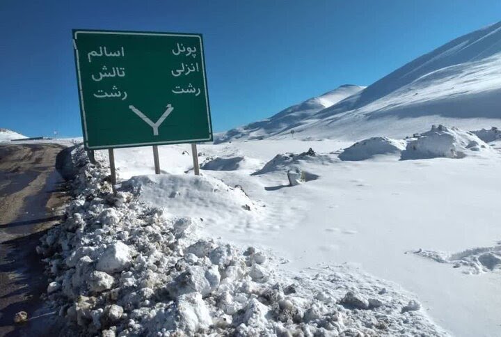 بارش برف در ۳ محور کوهستانی گیلان | محور پونل به خلخال مسدود شد