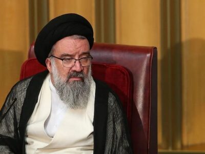 نتیجه جدایی دین از سیاست این است که فرد در جلسه عزاداری، به مداح می‌گوید که از سیاست و امام صحبت نکند
