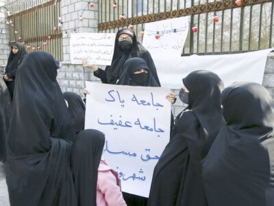 همانطور که عمروعاص در جنگ صفین قرآن را بالای نیزه کرد، تندروها نیز حجاب را سر نیزه کردند تا به اهداف خودشان برسند