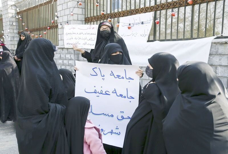 همانطور که عمروعاص در جنگ صفین قرآن را بالای نیزه کرد، تندروها نیز حجاب را سر نیزه کردند تا به اهداف خودشان برسند
