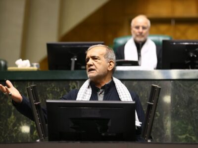 امروز دیگر جای آن نیست که به همدیگر تهمت بزنیم و یکدیگر را تخریب کنیم؛ من هم گلایه‌های زیادی دارم، اما با تمام وجود برای حل مشکلات مملکت ایستاده‌ایم و خواهیم ایستاد