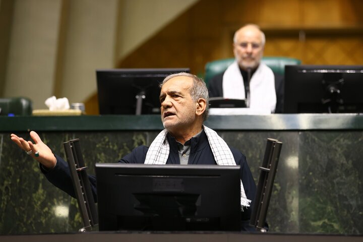 امروز دیگر جای آن نیست که به همدیگر تهمت بزنیم و یکدیگر را تخریب کنیم؛ من هم گلایه‌های زیادی دارم، اما با تمام وجود برای حل مشکلات مملکت ایستاده‌ایم و خواهیم ایستاد