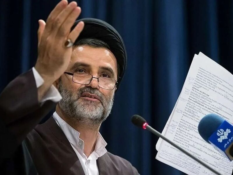 او برجام را نخوانده امضاء کرده/ پیشنهاد بنده مناظره‌ی زنده تلویزیونی با اوست