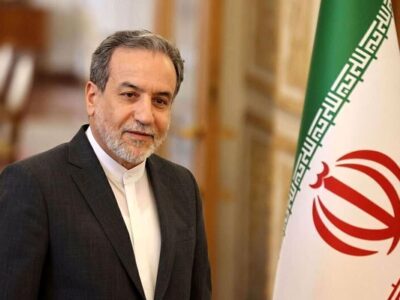 شکرخدا سر وزیر خارجه آن‌قدر خلوت شده که در مراسم ورزشی حاضر می‌شود و کُری می‌خواند