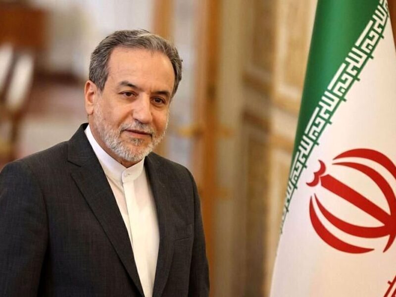 شکرخدا سر وزیر خارجه آن‌قدر خلوت شده که در مراسم ورزشی حاضر می‌شود و کُری می‌خواند