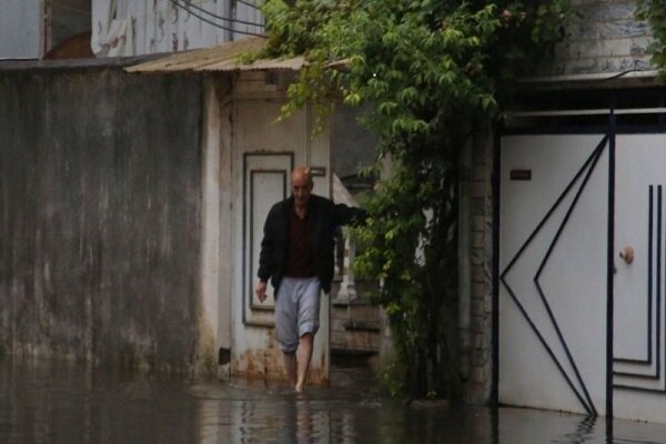 بندرانزلی به شرایط عادی بازگشت | مشکل آبگرفتگی خانه ها پس از بارندگی شدید حل شد