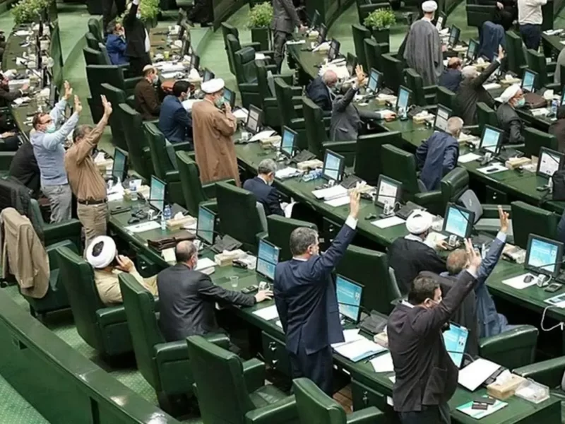 تندروهای مجلس به همه چیز چنگ می‌زنند، تهمت می‌زنند و تهدید می‌کنند