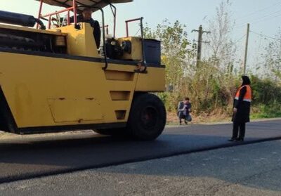 روکش آسفالت محور رودبنه-انبارسر آستانهاشرفیه در حال اجرا است