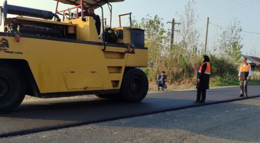 روکش آسفالت محور رودبنه-انبارسر آستانهاشرفیه در حال اجرا است