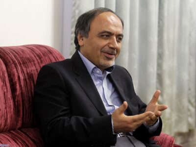 او نوکر خانه زاد امریکایی هاست!