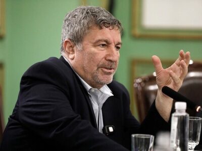 او حتی تیتر روزنامه خودش را نمی خواند