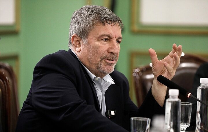 او حتی تیتر روزنامه خودش را نمی خواند