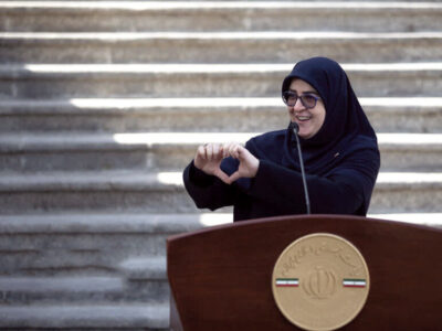 دولت هرچه سریعتر این سخنگو را تغییر دهد ؛ رفتار او برای فضای اینستاگرام خوب است نه فضای رسمی