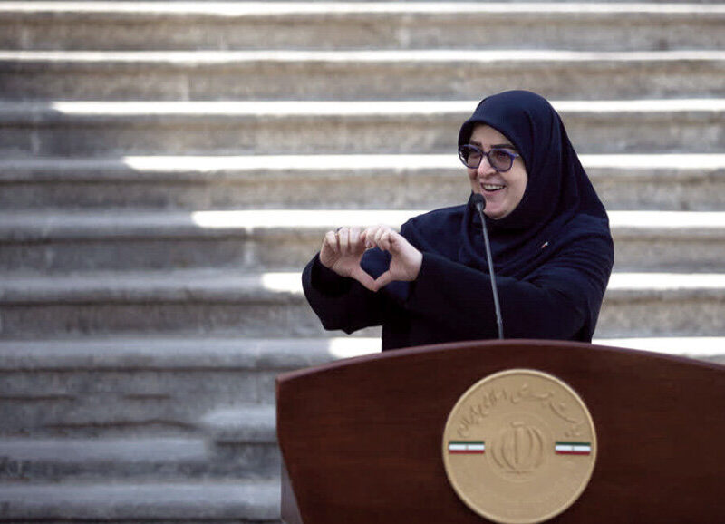 دولت هرچه سریعتر این سخنگو را تغییر دهد ؛ رفتار او برای فضای اینستاگرام خوب است نه فضای رسمی