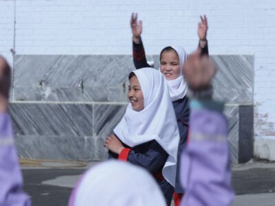 در بعضی مدارس به بهانه شادی بچه ها مراسم رقص برگزار می کنند