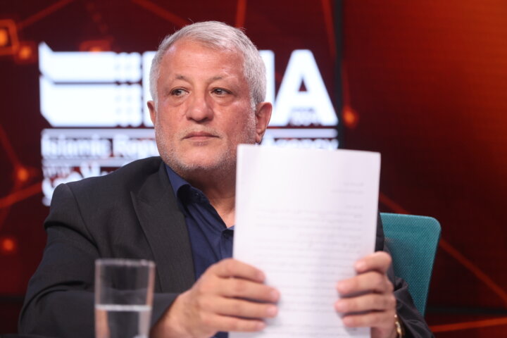 افراد متنفذ دولت با رهبری جلسه بگذارند و ضمن ارائه اطلاعات از ایشان کمک بخواهند