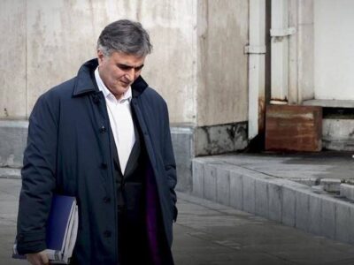 چرا اصولگرایان مخالف دولت، تقصیر بالارفتن قیمت دلار را به گردن همه می اندازند جز رئیس بانک مرکزی؟