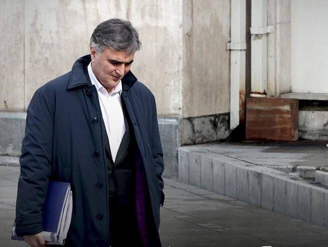 چرا اصولگرایان مخالف دولت، تقصیر بالارفتن قیمت دلار را به گردن همه می اندازند جز رئیس بانک مرکزی؟