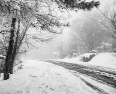 بارش شدید برف در ۷ محور گیلان؛ تردد جریان دارد