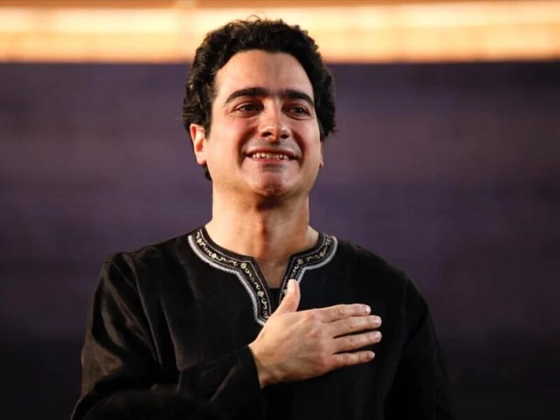 با مجوز نظام کنسرت برگزار می کنی و پول به جیب می زنی و حالا در اعتراض به کشتار مردم،کنسرت را لغو می کنی؟