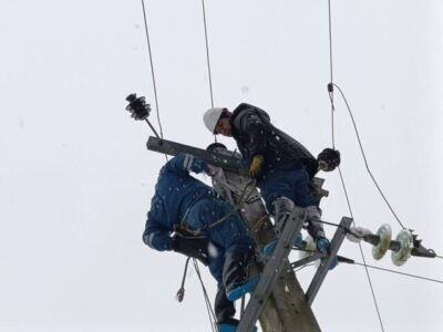 خاموشی ۶۰ هزار مشترک گیلانی | اکیپ‌های عملیاتی توزیع برق در حال رفع خاموشی هستند