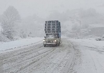 بارش برف و کولاک، تردد در گردنه حیران را مختل کرد