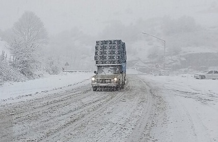 بارش برف و کولاک، تردد در گردنه حیران را مختل کرد