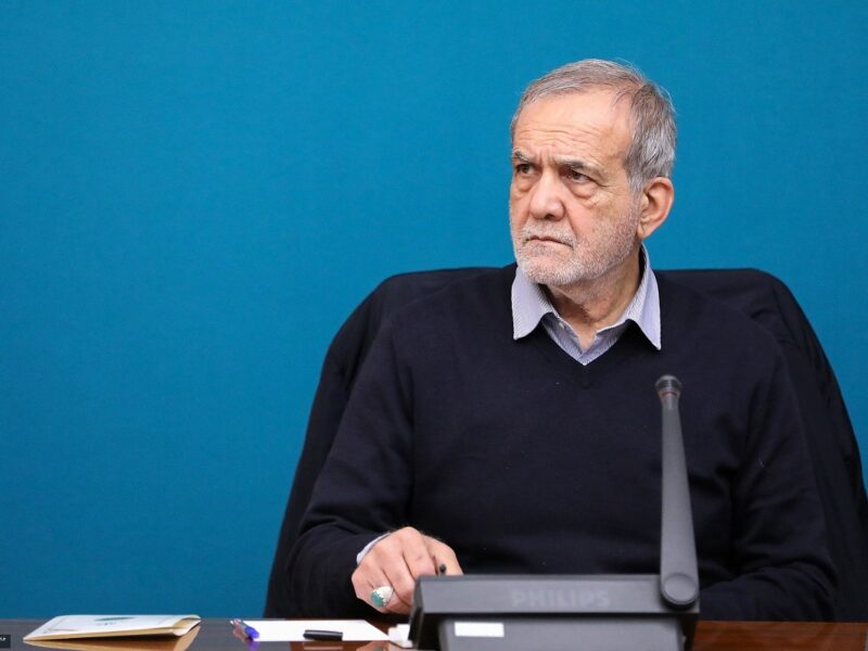 همین حرف‌ها را می‌زنید که مردم به خیابان می‌ریزند / چقدر به مردم وعده دادید و اجرا نکردید؟ / وعده دروغ نمی‌دهم که کسی نگوید «گفتید و اجرا نکردید»