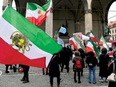 یک تجمع چندده نفره با حضور ورزشکاران و سلبریتی های فراری و رضا پهلوی بود