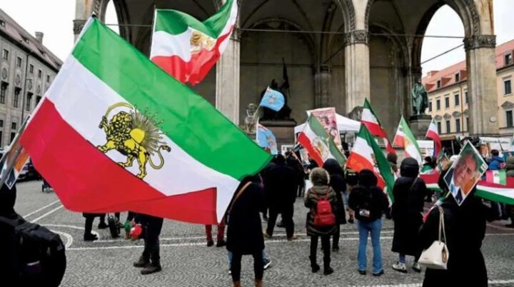 یک تجمع چندده نفره با حضور ورزشکاران و سلبریتی های فراری و رضا پهلوی بود