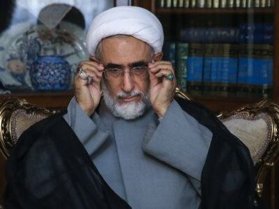 سیاستهای کلان کشور در مورد مذاکره با تصمیم رهبری نظام اتخاذ می شود و علما و مداحان نباید آن را زیر سوال ببرند