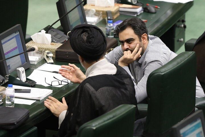 هم نمایندگان مجلس باید از تنش و حرف نسنجیده پرهیز کنند، هم تجمعات شبانه خیابانی نباید محل شعارهای عصبی باشد