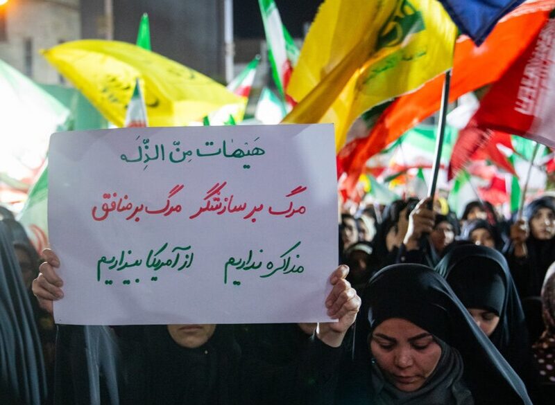 چرا مسئولان در برابر شعارهای افراد تندرو سکوت می کنند؟