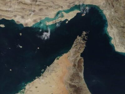 بجنگ تا بجنگیم/ دومین «شناور متخلف» در تنگه هرمز مورد اصابت قرار گرفت