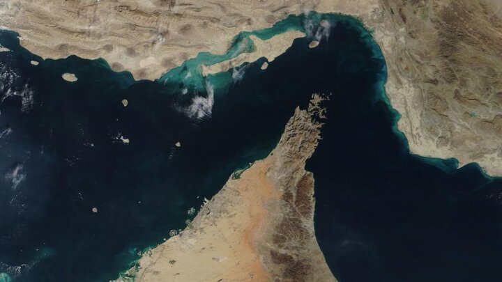 بجنگ تا بجنگیم/ دومین «شناور متخلف» در تنگه هرمز مورد اصابت قرار گرفت