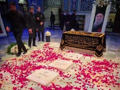 تصاویر مزار رهبر شهید و اعضای شهید خانواده شان در حرم رضوی؛ سنگ مزارها نصب شدند