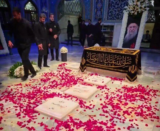 تصاویر مزار رهبر شهید و اعضای شهید خانواده شان در حرم رضوی؛ سنگ مزارها نصب شدند
